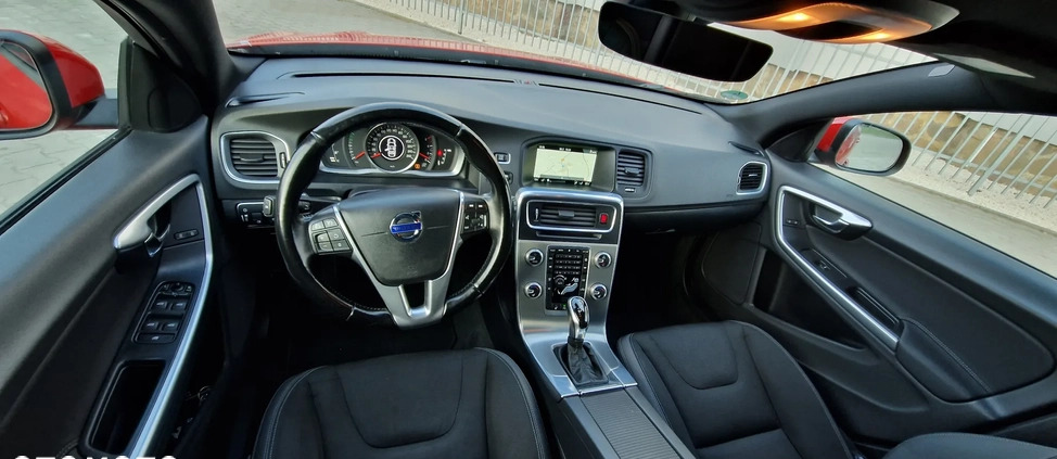 Volvo V60 cena 44700 przebieg: 221000, rok produkcji 2014 z Pionki małe 562